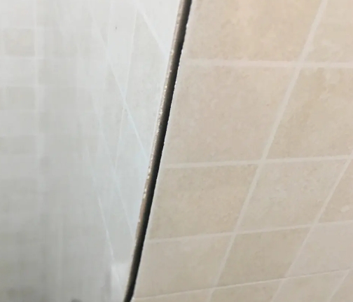 华坪瓷砖空鼓维修公司分享阳台瓷砖脱落的修复过程可以分为以下几个步骤