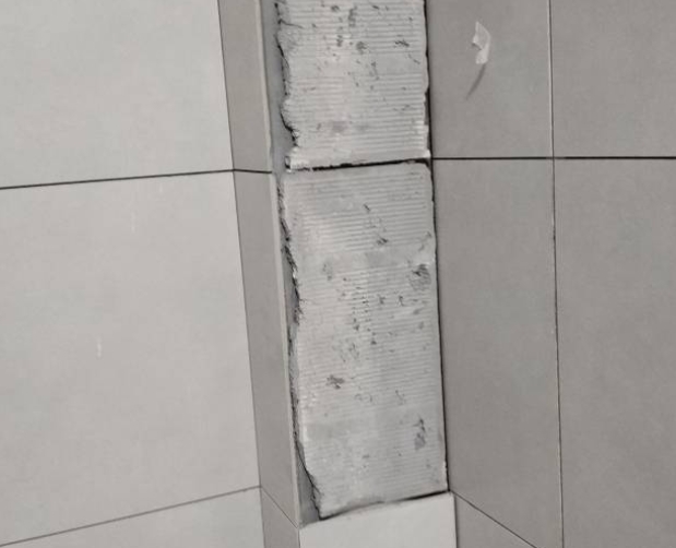 华坪瓷砖空鼓维修公司分享下瓷砖施工前基层浇水润湿程度不足，可能导致以下问题